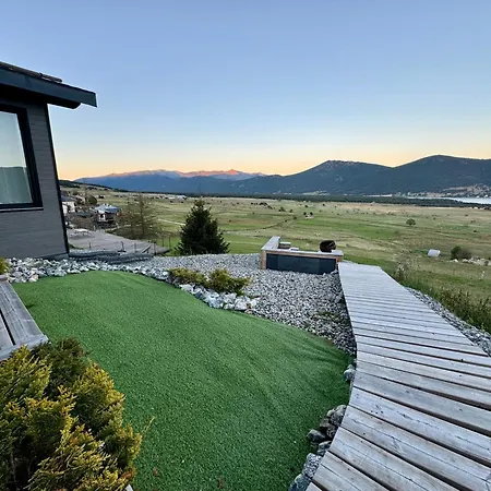 Artik Avec Vue A 180 Degres Et Piscine 安格勒