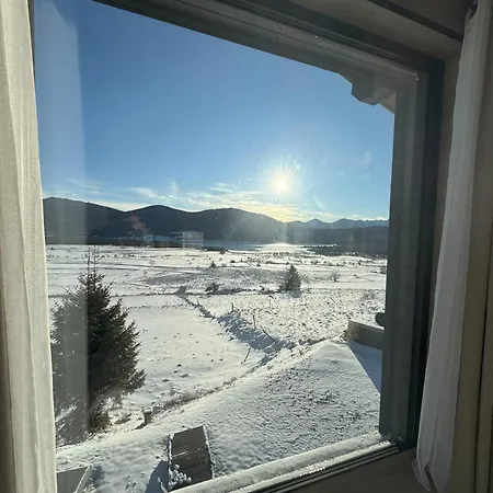 Artik Avec Vue A 180 Degres Et Piscine 安格勒